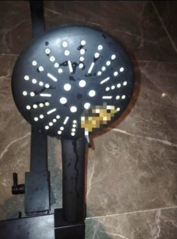 牛弘配资 3名女子称入住酒店发现“花洒有粪便”，店长称前一晚一对情侣入住